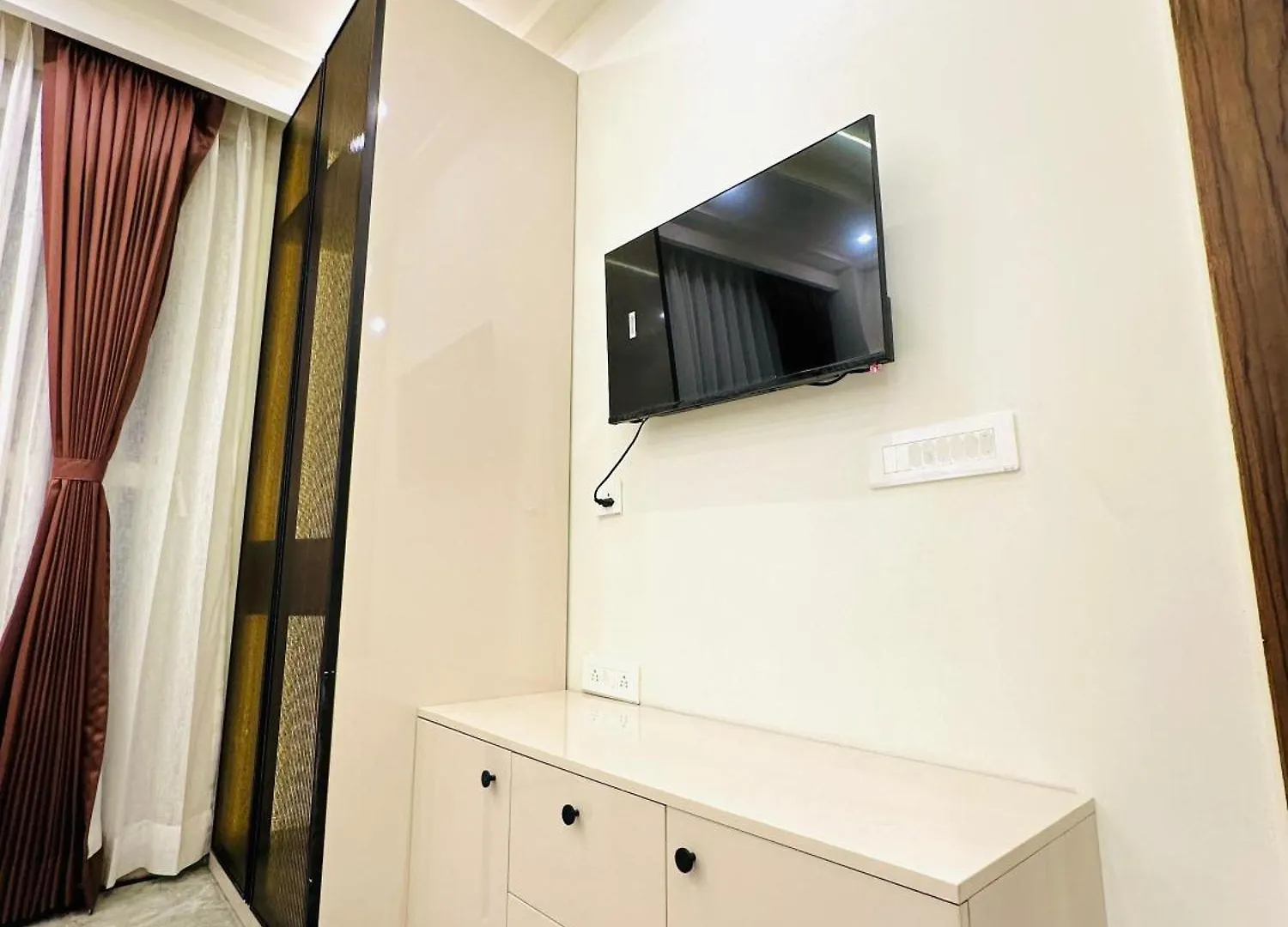Lime Tree 1Bhk Service Apartment Near Fortis Hospital Gurgaon